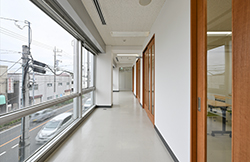 埼玉ブリエ日本語学校の廊下の写真
